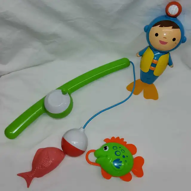 Munchkin 2 Tub Toys Fishing Rod Pole with Bobber & Scuba Diver in Toys in Truro - Image 2