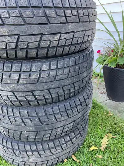 Lot de 4 pneus d'hiver usagés Usure 6/32 Marque Yokohama Mod : 225/65R17