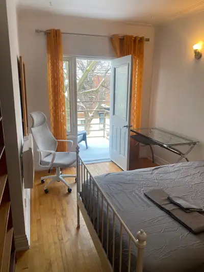 ☀️Une grande chambre avec balcon privé fraîchement peint !! femmes uniquement (non fumeuse ☀️2 minut...