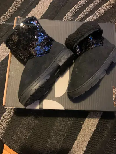 Excellent condition. Had as an extra pair. Never worn on time. Just outgrew. I’m near Southmore and...