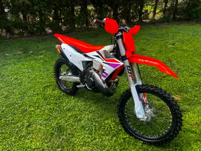 2024 KTM 300 XC is basically brand new with only 11 hours. Break in oil change completed. FMF exhaus...