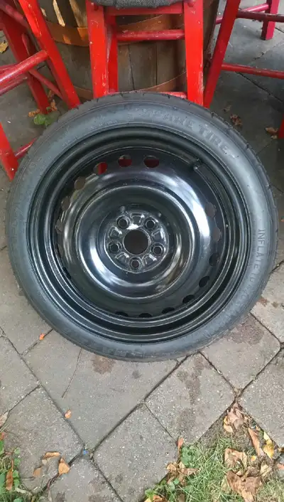 Je vends une roue de secours compacte, idéale pour les situations d'urgence. Les dimensions des trou...