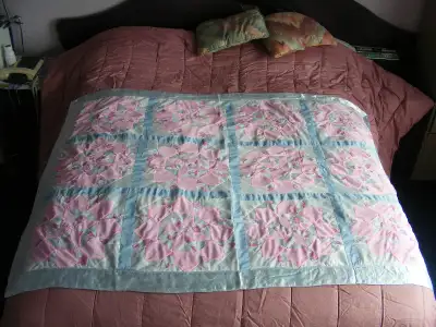 courte pointe de bebe rose,bleu et blanc a $35. lingue de bebe fille couvertures, draps contour de c...