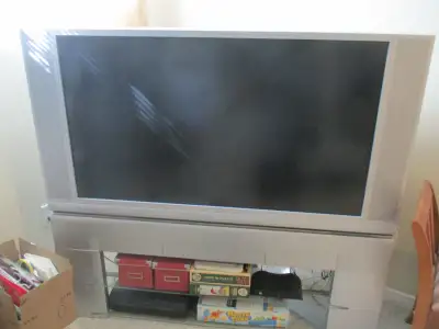 TV Hitachi 50" HD with stand