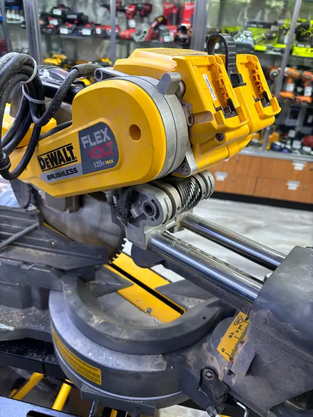 Dewalt DHS790 120V 12” Sliding Mitre Saw & Stand in Power Tools in Oshawa / Durham Region - Image 3