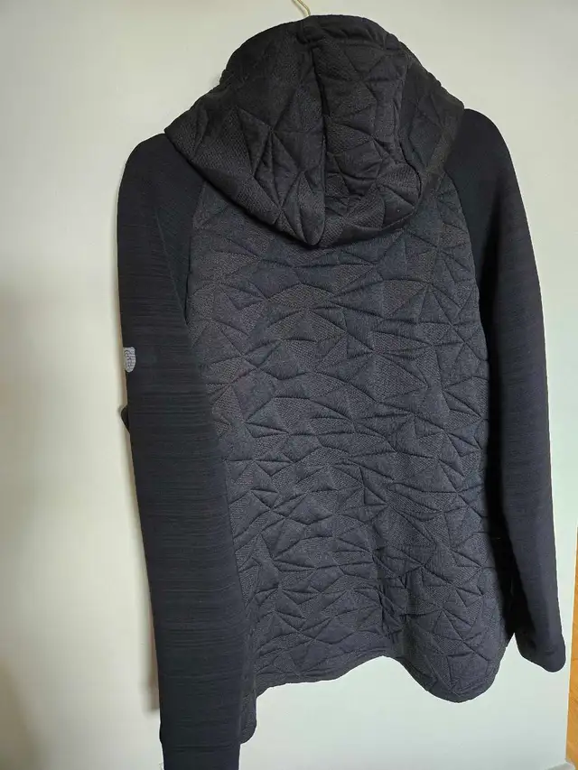 Dark Navy Quilted Activewear Hoodie - Size XL in Women's - Tops & Outerwear in Red Deer - Image 5