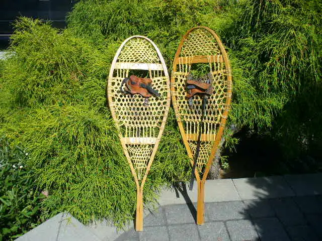 Raquettes a neige vintage en bois in Tennis & Racquet in Laval / North Shore - Image 3