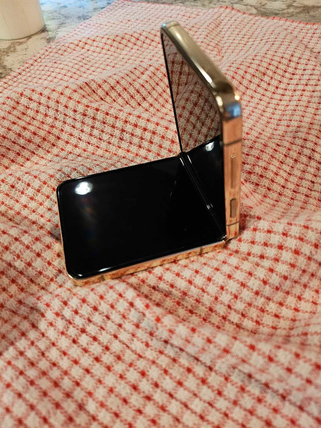 Cellulaire Samsung Flip Z 4 - 256 dans Téléphones cellulaires  à Ville de Québec - Image 3