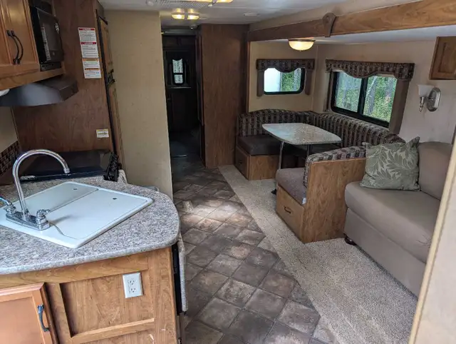 2014 outdoors RV creekside 31kqbs travel trailer in Travel Trailers & Campers in Vernon - Image 10