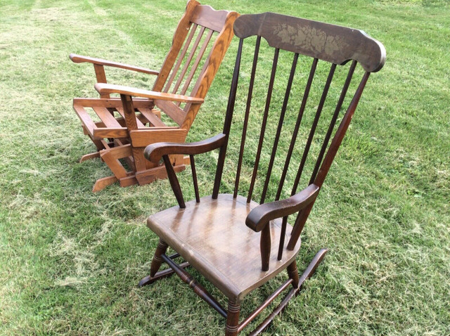 ESTATE SALE .....VINTAGE CHAIRS AND TABLES....$75 up.... in Dining Tables & Sets in Hamilton - Image 3