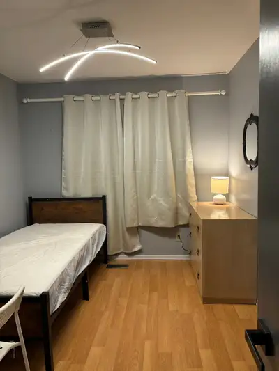 Room for rent. Couple of minutes walk to Belleville bus terminal. Perfect for students and professio...