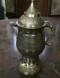 Vintage traditionel cafetiere en laiton, Arabic