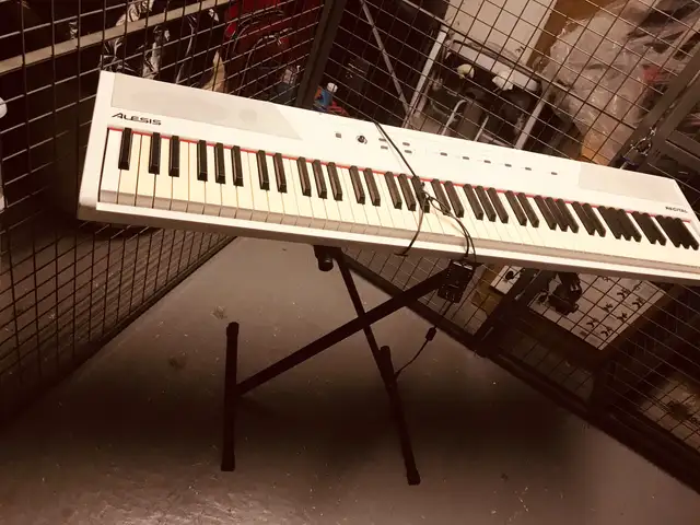 Alesis Recital 88 Keyboard Digital Piano with stand $200 in Pianos & Keyboards in City of Toronto - Image 3