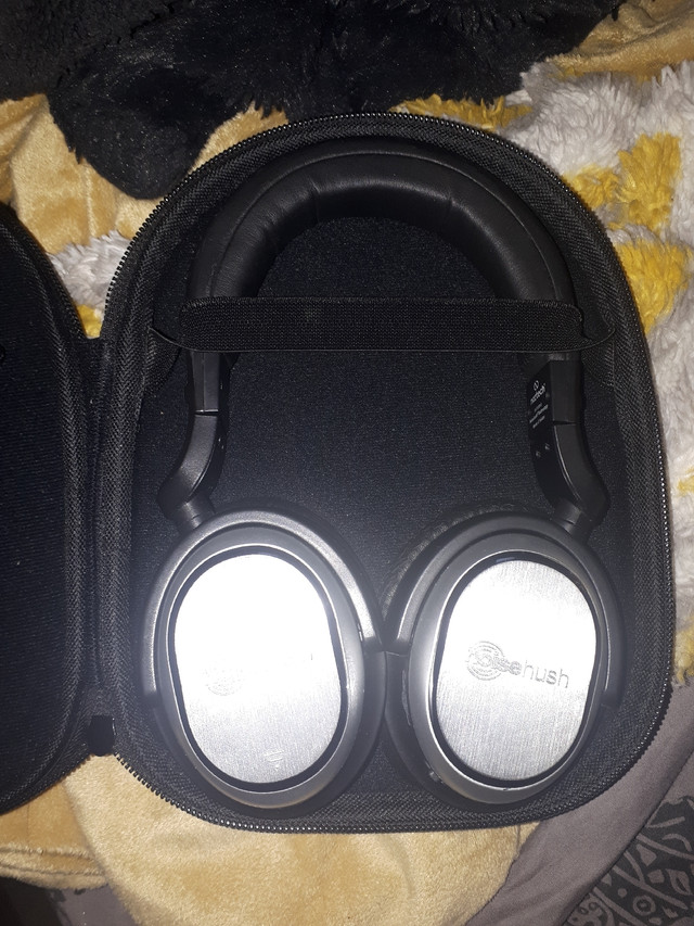 Naztech i9  Bluetooth headphones  in General Electronics in St. Catharines