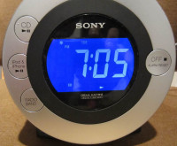 SONY DreamMachine Alarm Clock-Radio-CD-iPhone dock