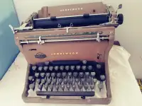 Vintage 1940/50's Underwood Typewriter - Vintage Gold Seal 

