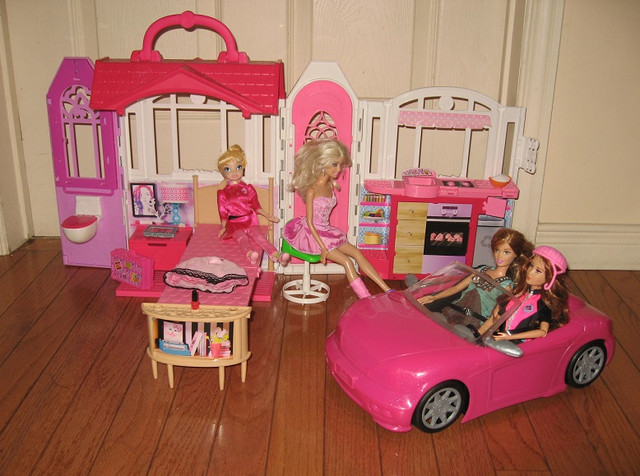 Barbie Folding Take & Go Dollhouse w/ Pink Car & 4 Dolls in Toys & Games in City of Toronto