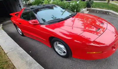 Pontiac Firebird Coupé 1994, toit ouvrant, rouge, super propre et bien entretenue. 95 464 kilomètres...