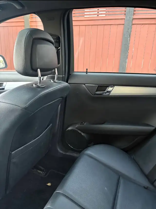 2009 mercedes benz  in Cars & Trucks in Calgary - Image 11