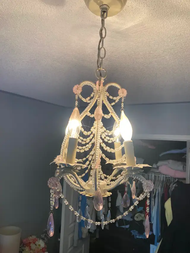 Pink and white chandelier in Indoor Lighting & Fans in Markham / York Region - Image 2
