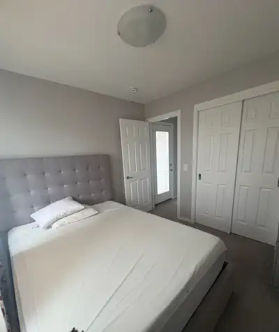 Private Room and Bathroom available for month-to-month Rental, perfect for vacation stay (utilities...