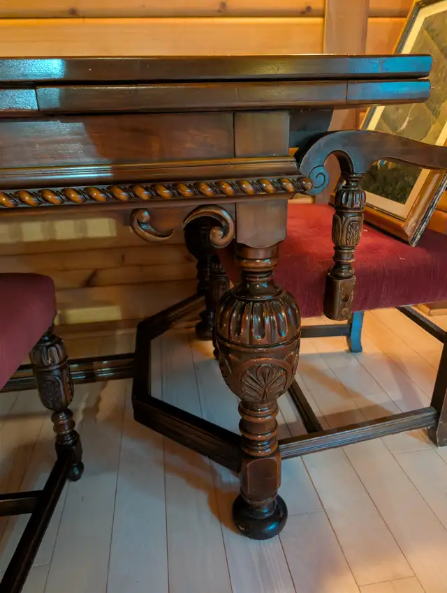 Antique Dining Set with Hutch in Dining Tables & Sets in Mississauga / Peel Region - Image 4