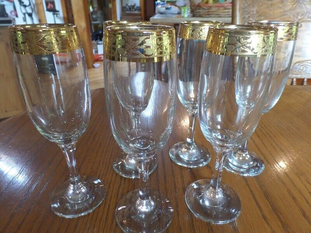 Beautiful wide gold trimmed champagne flutes - 6 - NEW in Kitchen & Dining Wares in Sarnia