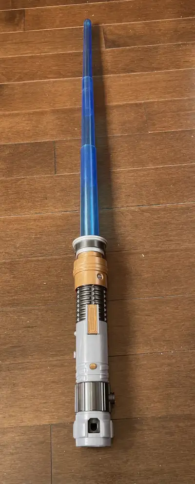 Feel the Force with this Obi-Wan Kenobi Lightsaber! Although pre-owned, this toy lightsaber is in go...