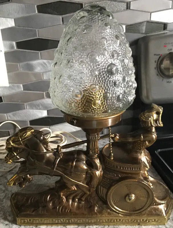 Lampe antique des années 30 char romain. dans Art et objets de collection  à Trois-Rivières