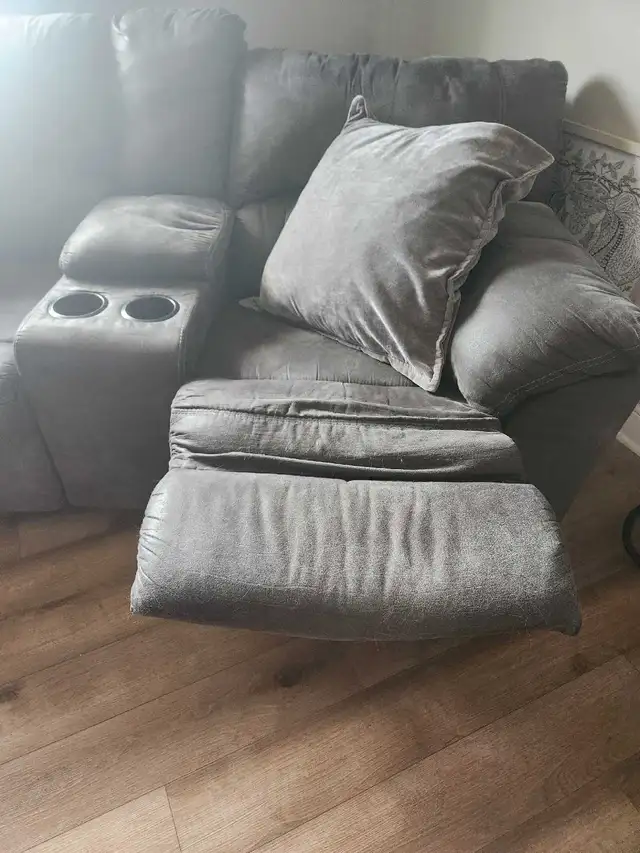 reclining sectional couch  in Couches & Futons in Charlottetown - Image 6