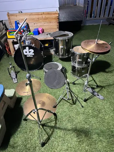 Expensive Pearl drums / drum set with D2 snare & kick drum, View more