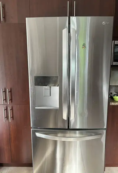 Vends un réfrigérateur LG à porte française 36 po Bon état Disponible : 24 juillet