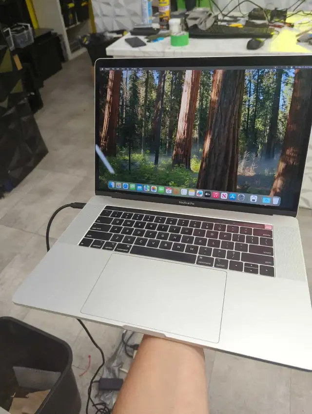 MacBook pro 2018 in Laptops in City of Montréal - Image 3
