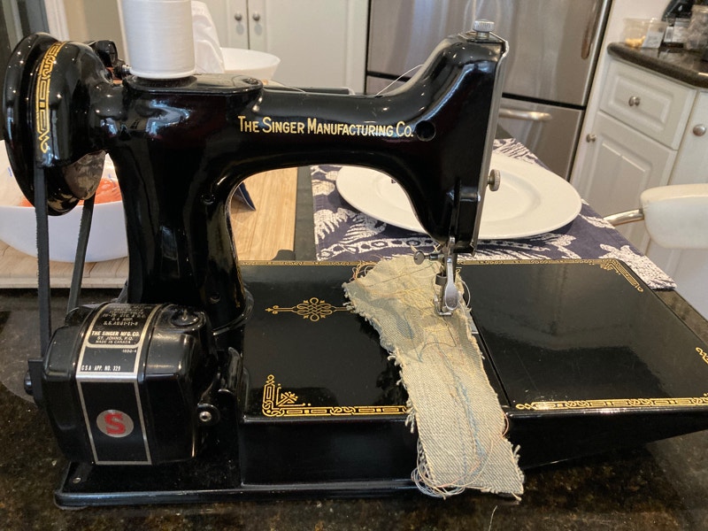 Vintage Singer 221 Featherweight Sewing Machine in Case Arts & Collectibles Oakville