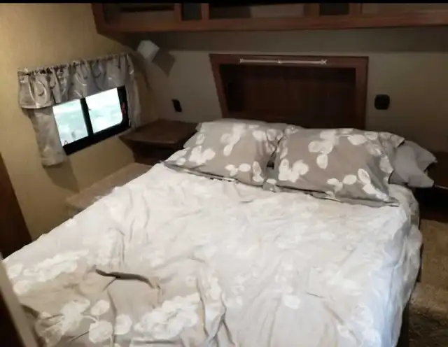 2017 Keystone Sprinter 332DEN | 4 Slides | Rear Living | $38,000 in Travel Trailers & Campers in Chilliwack - Image 8