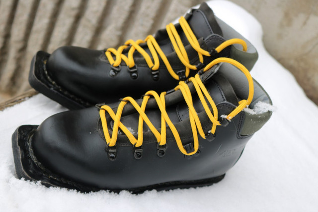 Cross country ski boots 3 pin Asolo Alaska size US 7 ½ men’s or in Ski in City of Toronto