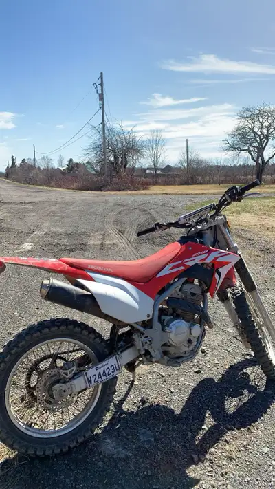 Honda crf250f 2020, moto très fiable et bien entretenu, a quelque defaux, mais rien de nuisible, peu...
