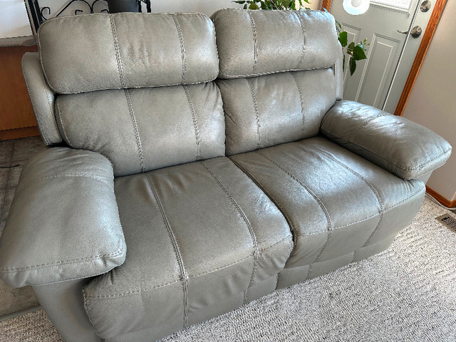 Leather power recline Palliser loveseat in Couches & Futons in Portage la Prairie - Image 2