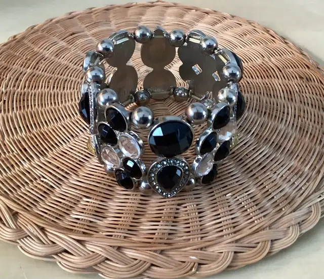 Stunning VTG Statement Earrings/Offset Necklace/Stretch Bracelet in Jewellery & Watches in West Island - Image 6