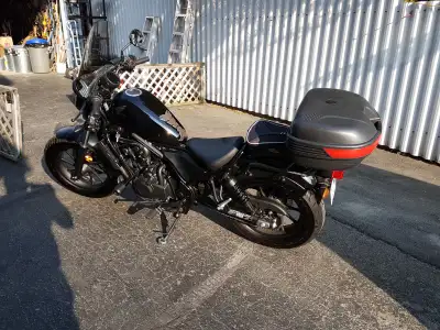 2018 Rebel 500 custom windshield rear rack with top box only 1,250 KM. $5,250