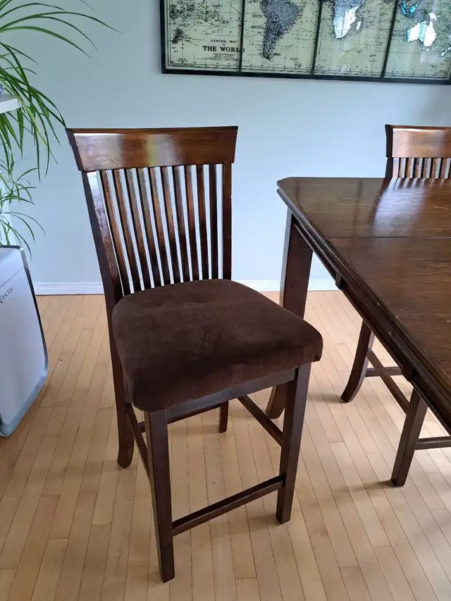 Solid wood high dining table with 4 chairs newly reupholtered in Dining Tables & Sets in Barrie - Image 3