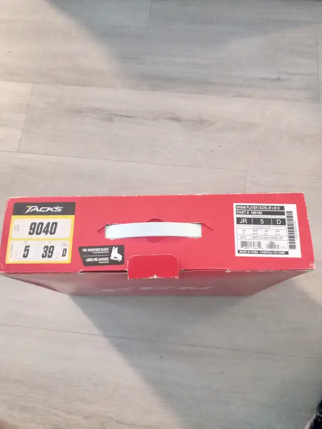 Kids ice skates like new. in Skates & Blades in Red Deer - Image 7