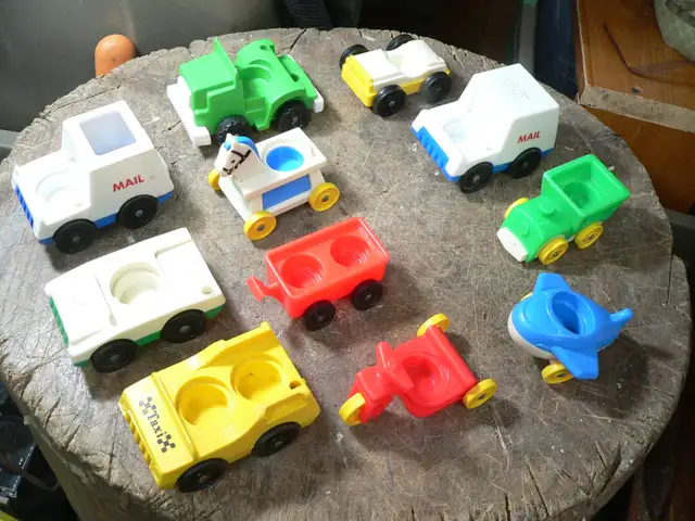 lot de 11 véhicules vintage fisher price # 10716 in Arts & Collectibles in Lanaudière - Image 3