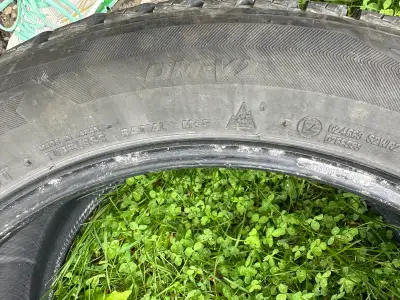 These pre-owned Bridgestone Blizzak DM-V2 winter tire can be a great spare tire for your vehicle. Sp...