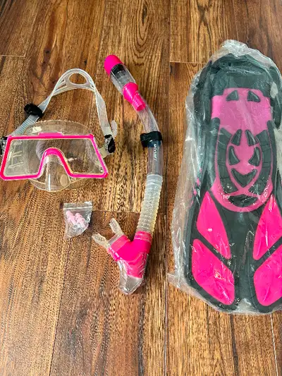 BNIB women’s snorkeling set. Flippers are size small 4.5 to 8.5 Asking $40