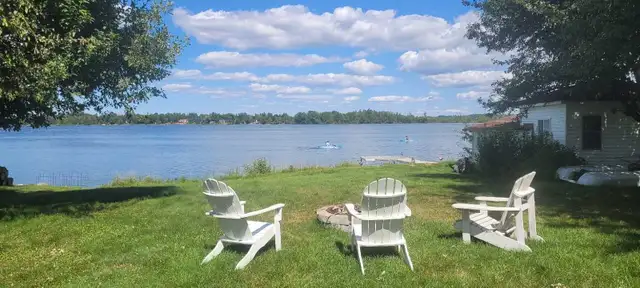 Lakefront Cottage by Lake Scugog in Ontario in Canada - Image 2