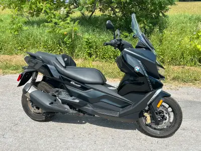 2022 bmw c400 gt. Motorcycle Triple black Mint mint condition. Not a scratch or mark on it Foot boar...