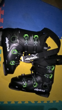 New Alpina ski boots size 30 - 30.5 cm, in the box.