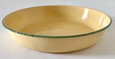 Antiquité. 1930 Plat creux en fer émaillé jaune ligné vert, View more