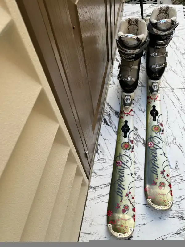 Beautiful 158 Dynastar ski  . Boots. Poles in Ski in Markham / York Region - Image 9